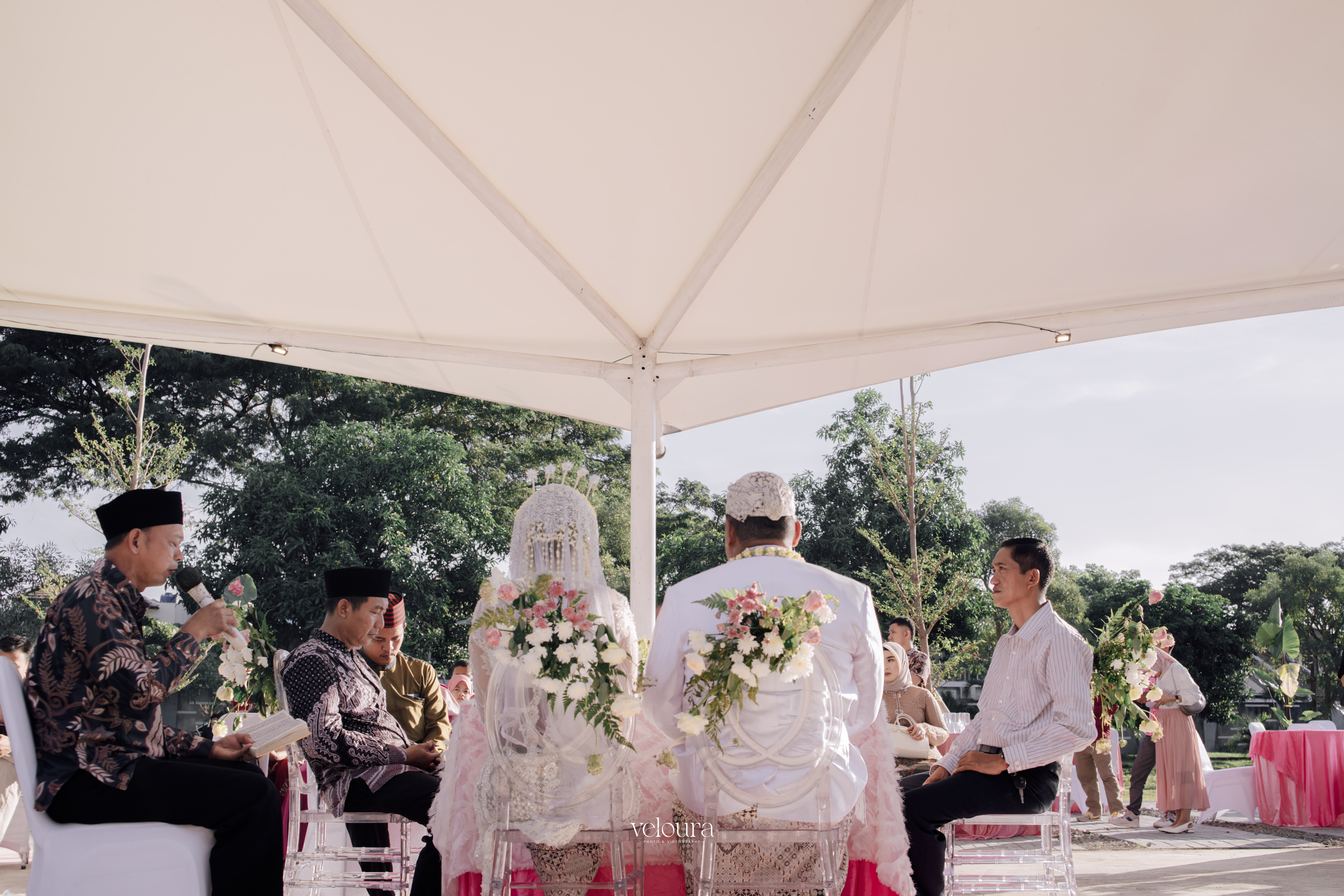 Veloura Pictures Wedding Couple